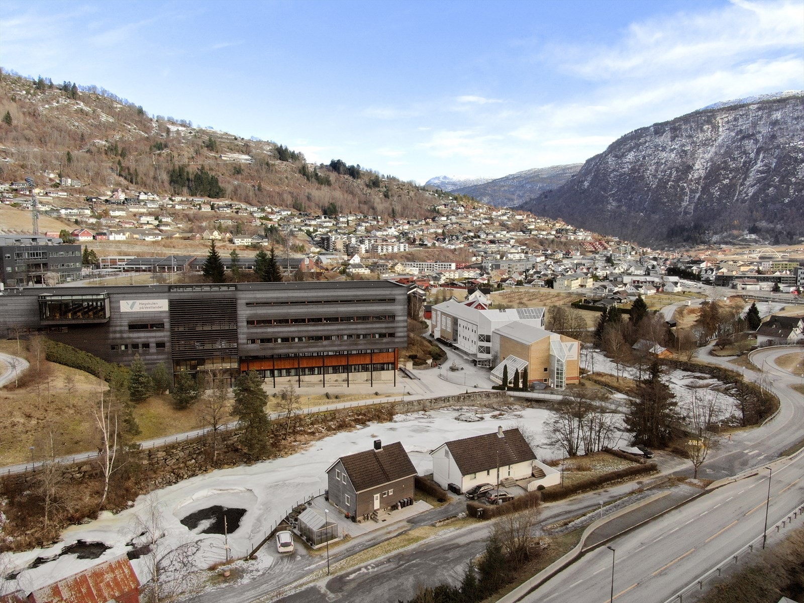 Frå leilegheita er det blant anna kort veg til HVL og... Galleribilde