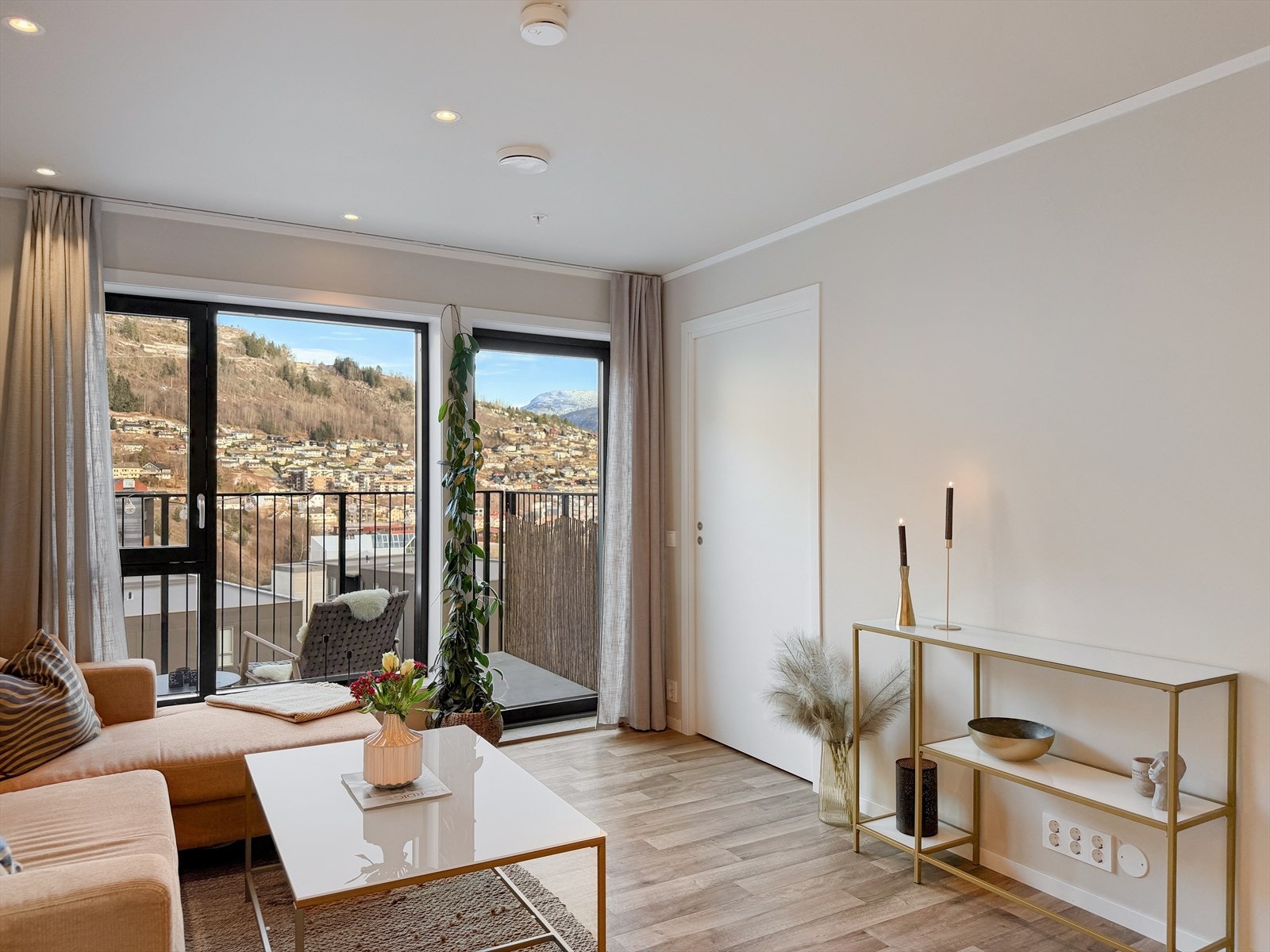 Velkommen til Nedrehagen 13 presentert av Ole Bjørn Beheim v/ Meklarhuset Sogn Galleribilde