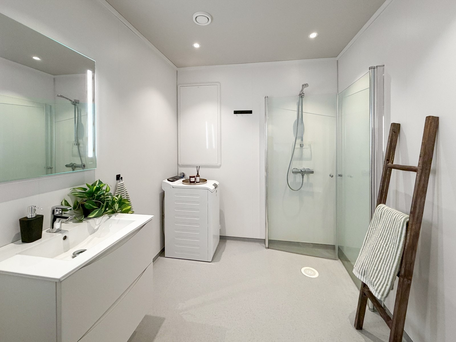 På badet har ein innreiing med nedfelt servant, toalett, dusjveggar/hjørne og opplegg for vaskemaskin Galleribilde