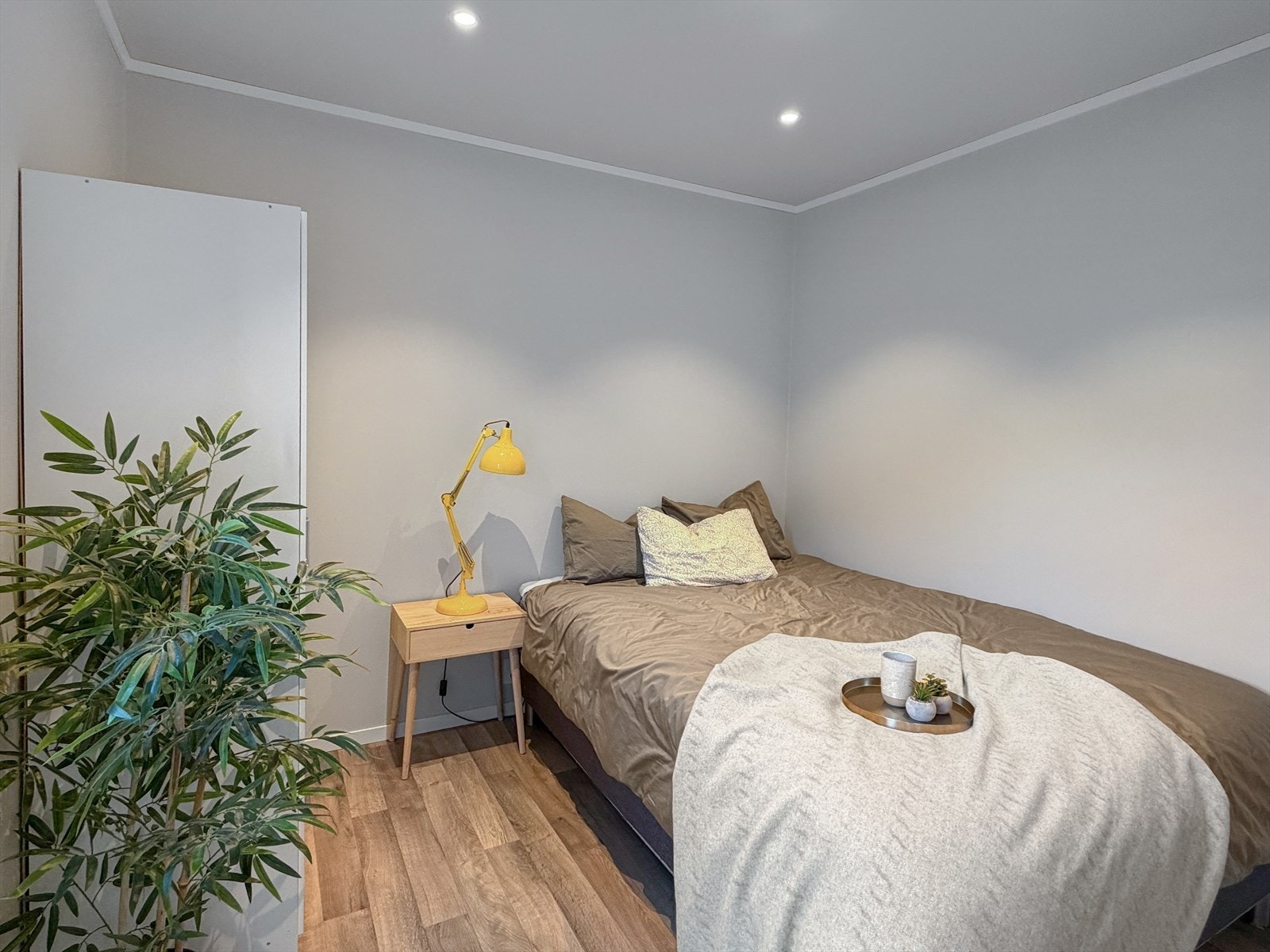 Soverom med tilkomst frå stove Galleribilde