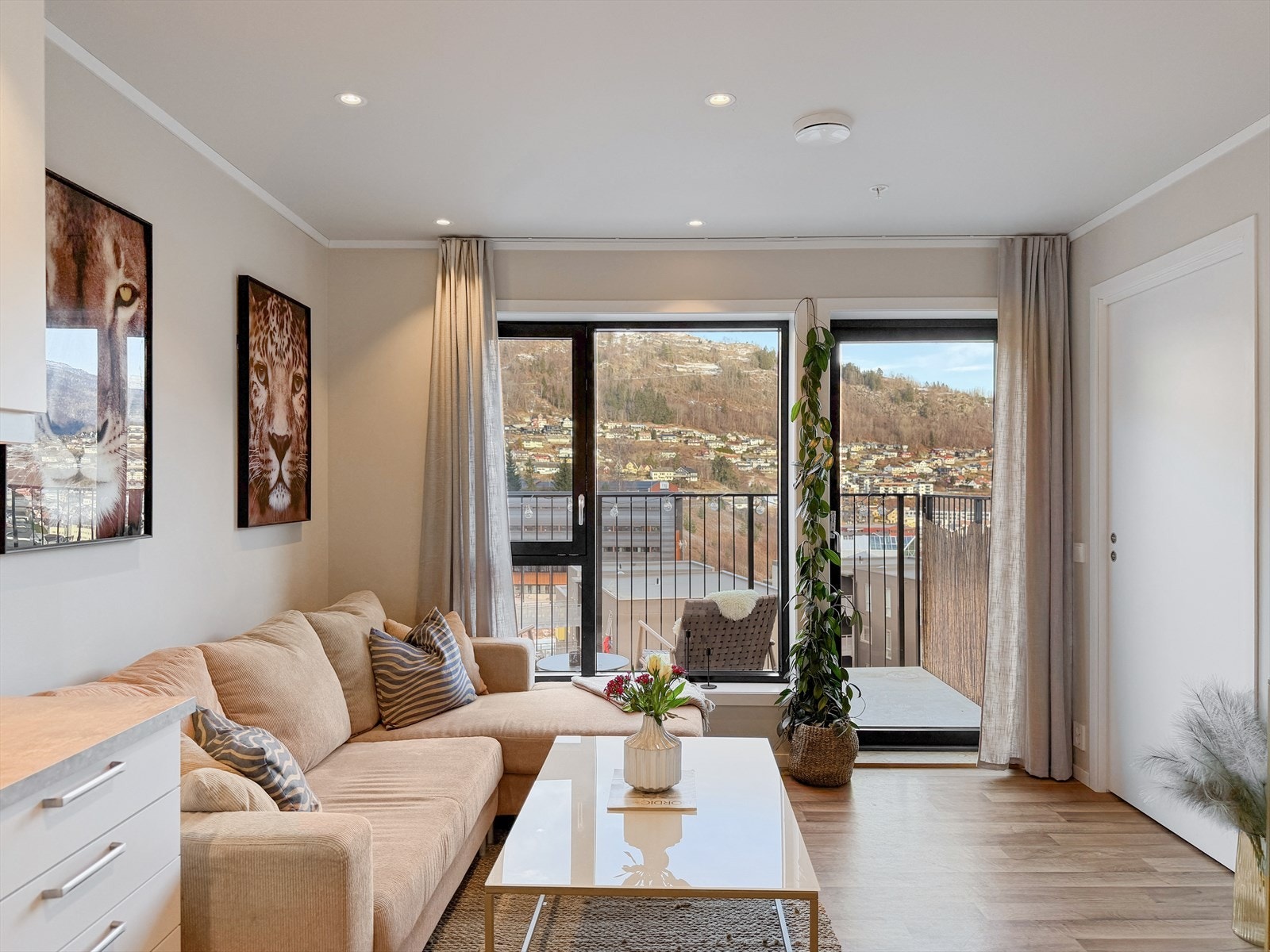 Leilegheita inneheld stove/kjøkken i opa løysing, soverom og bad/vaskerom. I tillegg har ein sportsbod i felles kjellarareal Galleribilde