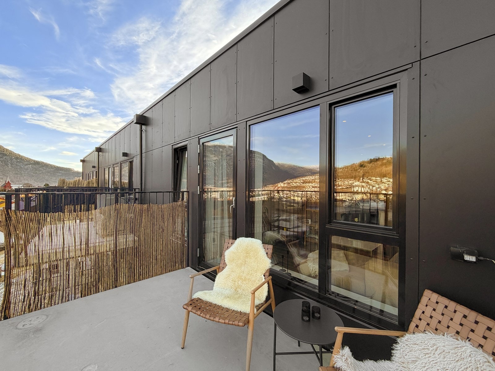 Balkongen er på ca. 7 kvm og har god plass til utemøblar Galleribilde