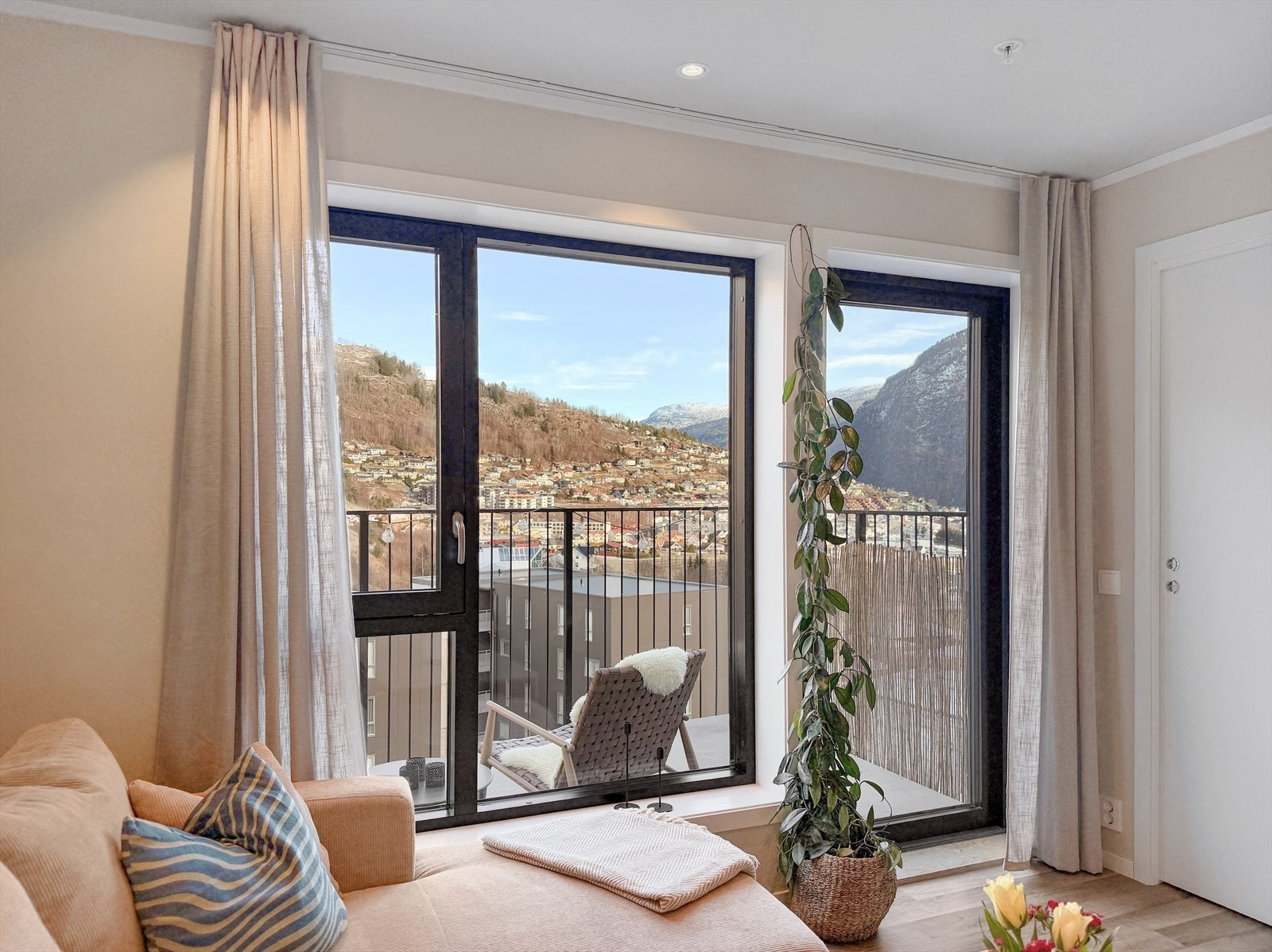 Her er det balansert ventilasjon med varmegjenvinnar. Vassboren varme i golv Galleribilde