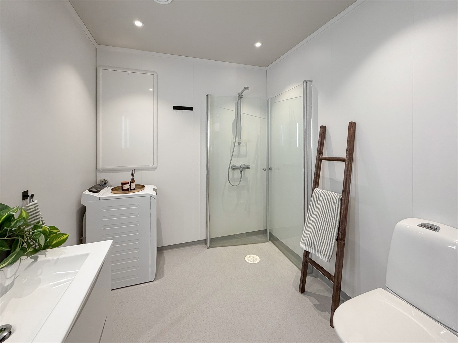 Her er det baderomsplater på vegg og vinylbelegg på golv Galleribilde