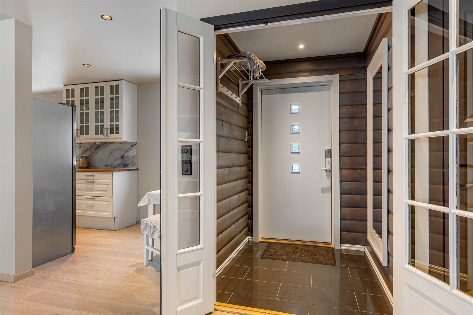 Innbydende entré med flislagt gulv Galleribilde