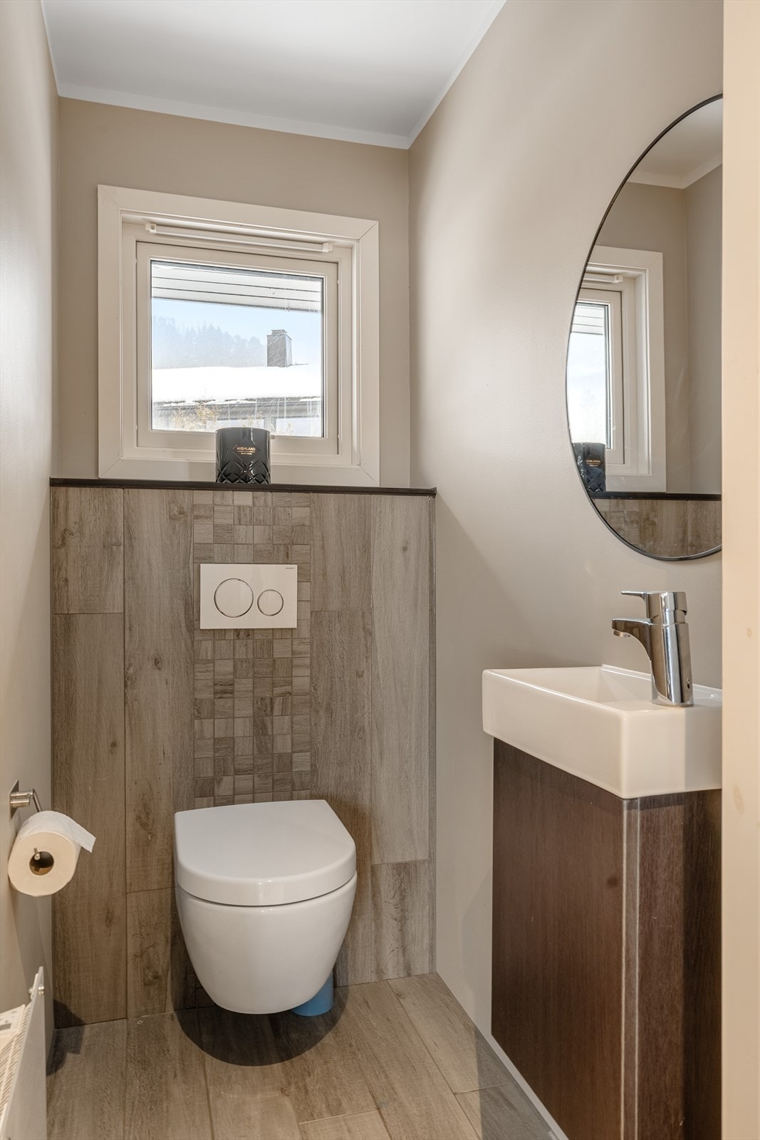 Praktisk toalett plassert like ved inngangspartiet noe som er praktisk med små barn i hus Galleribilde