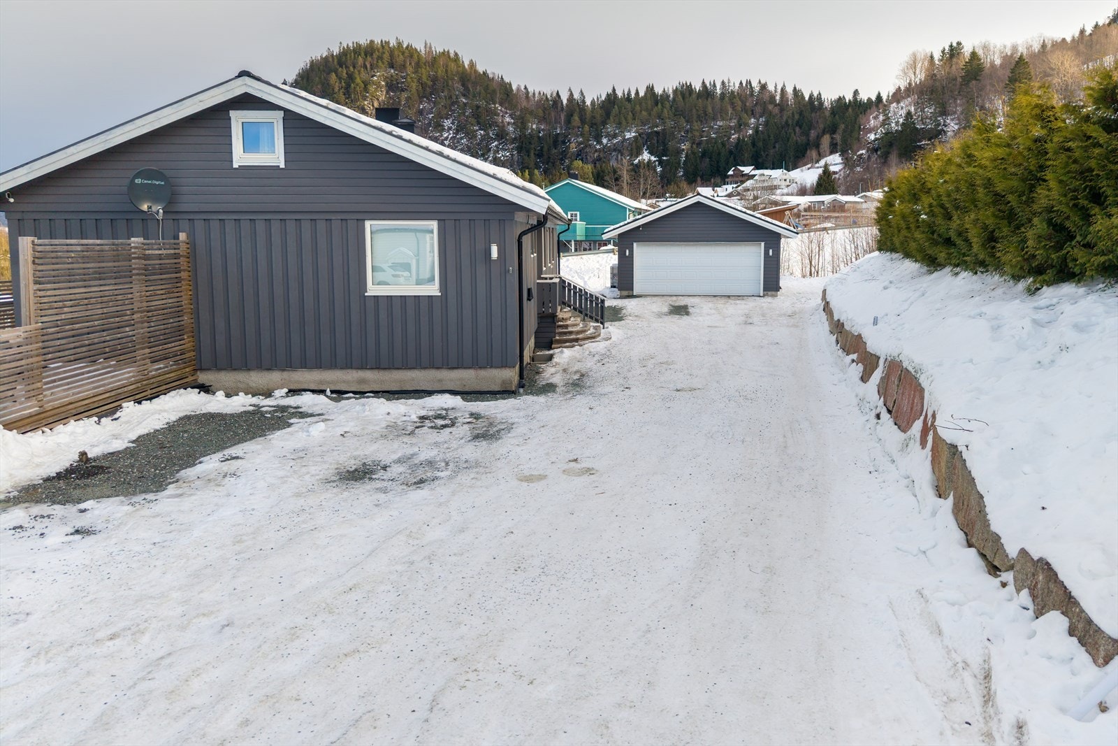 Garasjen ble oppusset/ renovert i 2005 og er på ca. 36 kvm Galleribilde