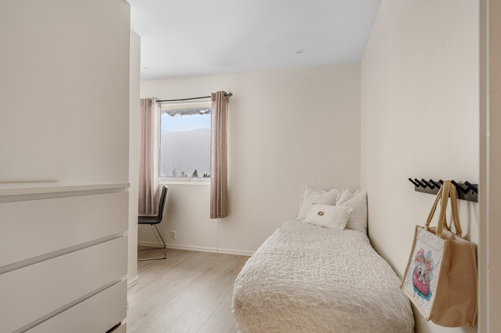 Soverom nr. 3 kanskje det perfekte gjesterom/ kontor på ca. 8,5 kvm Galleribilde