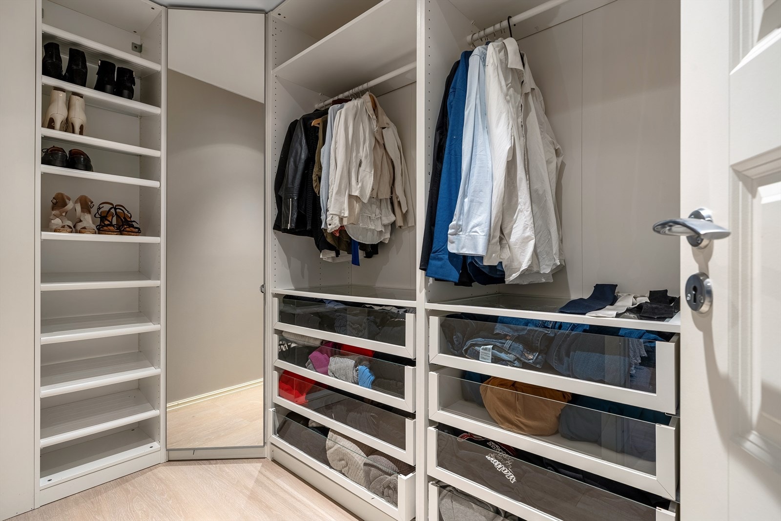 Romslig omkledningsrom på ca. 4,5 kvm i tilknytning til hovedsoverommet Galleribilde