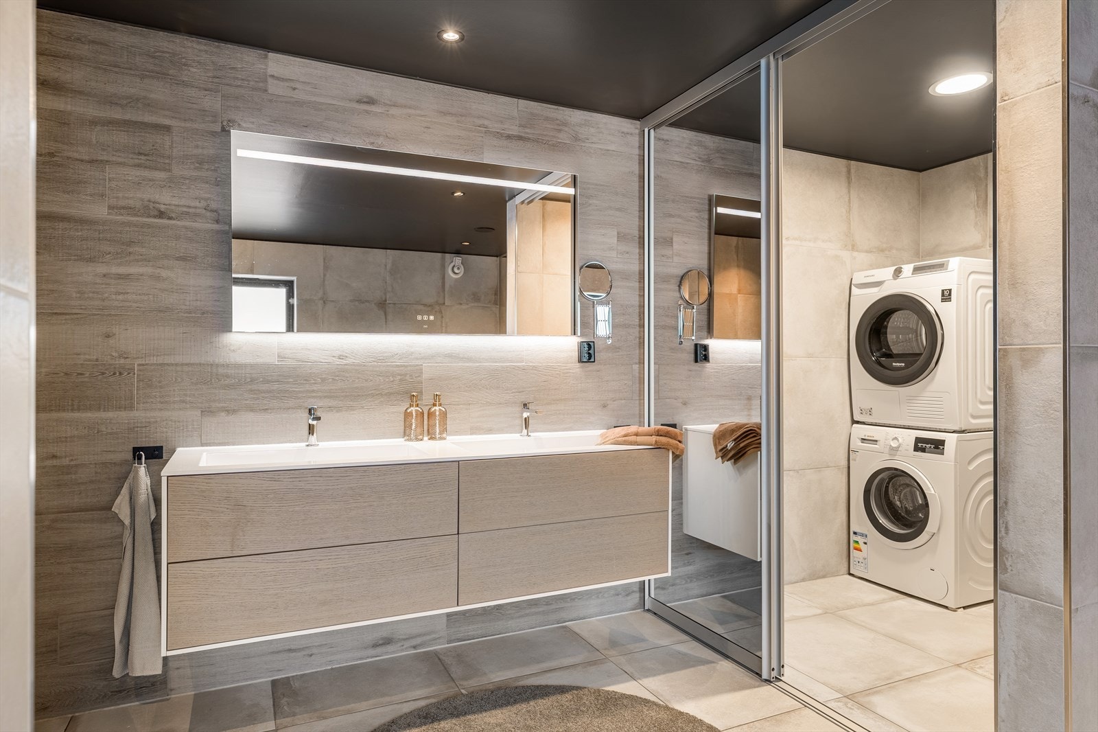 Fantastisk løsning hvor man skjermer "vaskerommet" samtidig som det er lett tilgjengelig.- (1/2 parten av badet er Ikke omsøkt/ godkjent, se komplett salgsoppgave under pnkt. ferdigattest for mer info.) Galleribilde