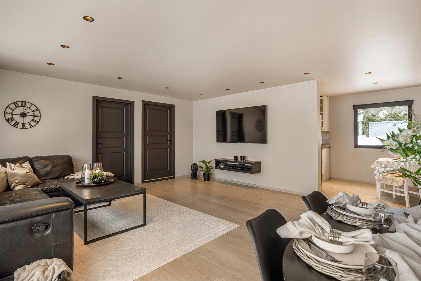 Her kan man virkelig styre stemningen i boligen. Rikelig med spotter som har funksjonen "Dim to warm" Galleribilde