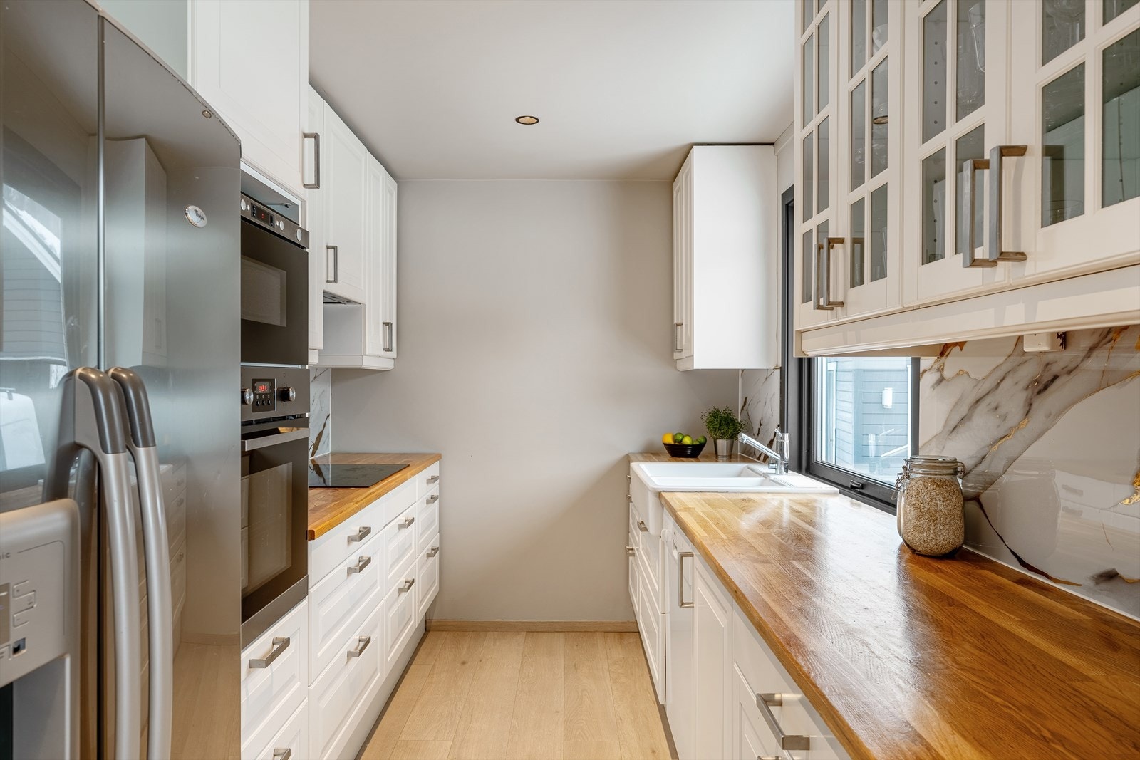 Integrerte hvitevarer og kjøleskap medfølger handelen Galleribilde