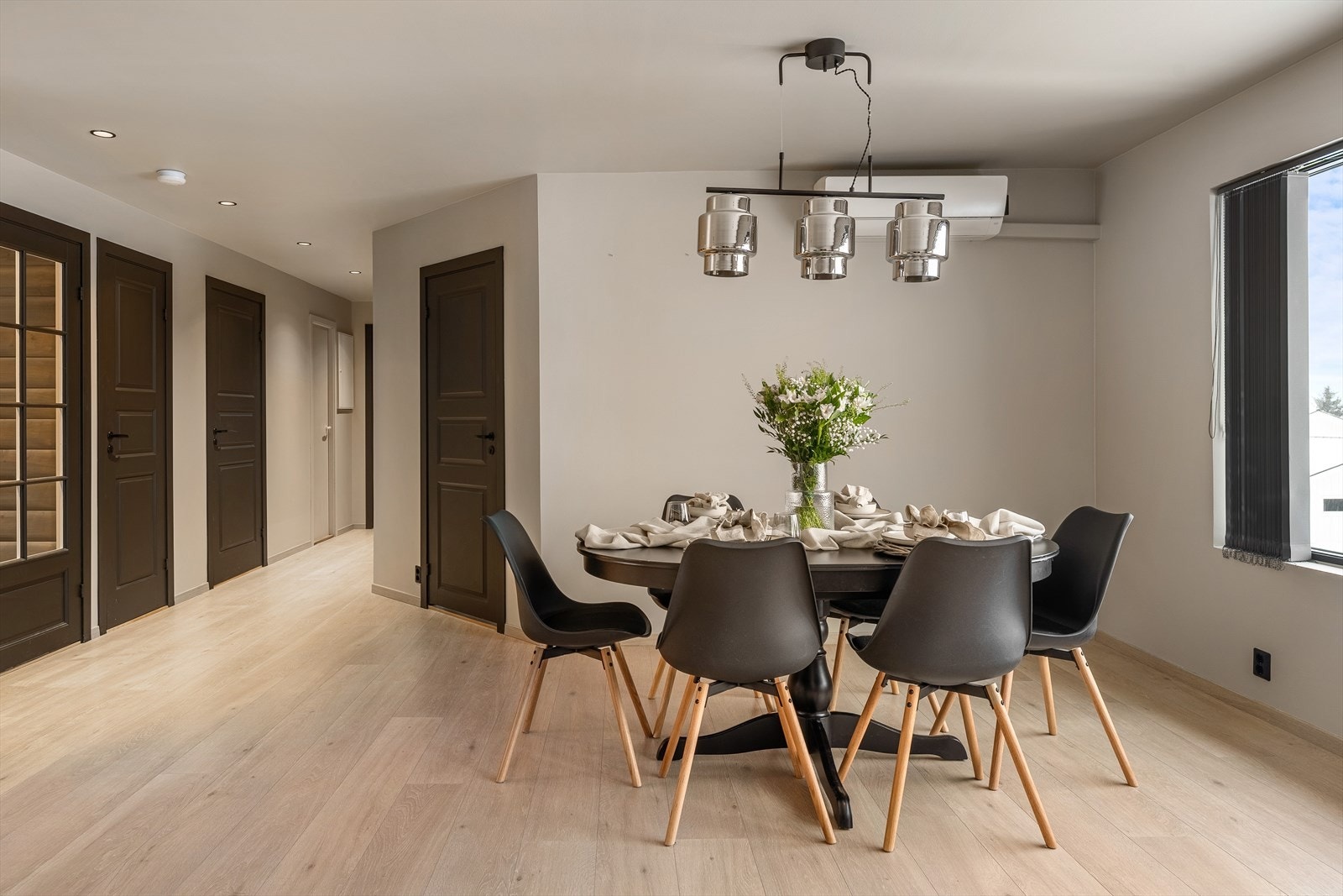 Varmepumpe som holder en jevn og kostnadseffektiv grunnvarme i huset samtidig som den kan kjøle ned huset på de virkelig varme sommerdagene Galleribilde