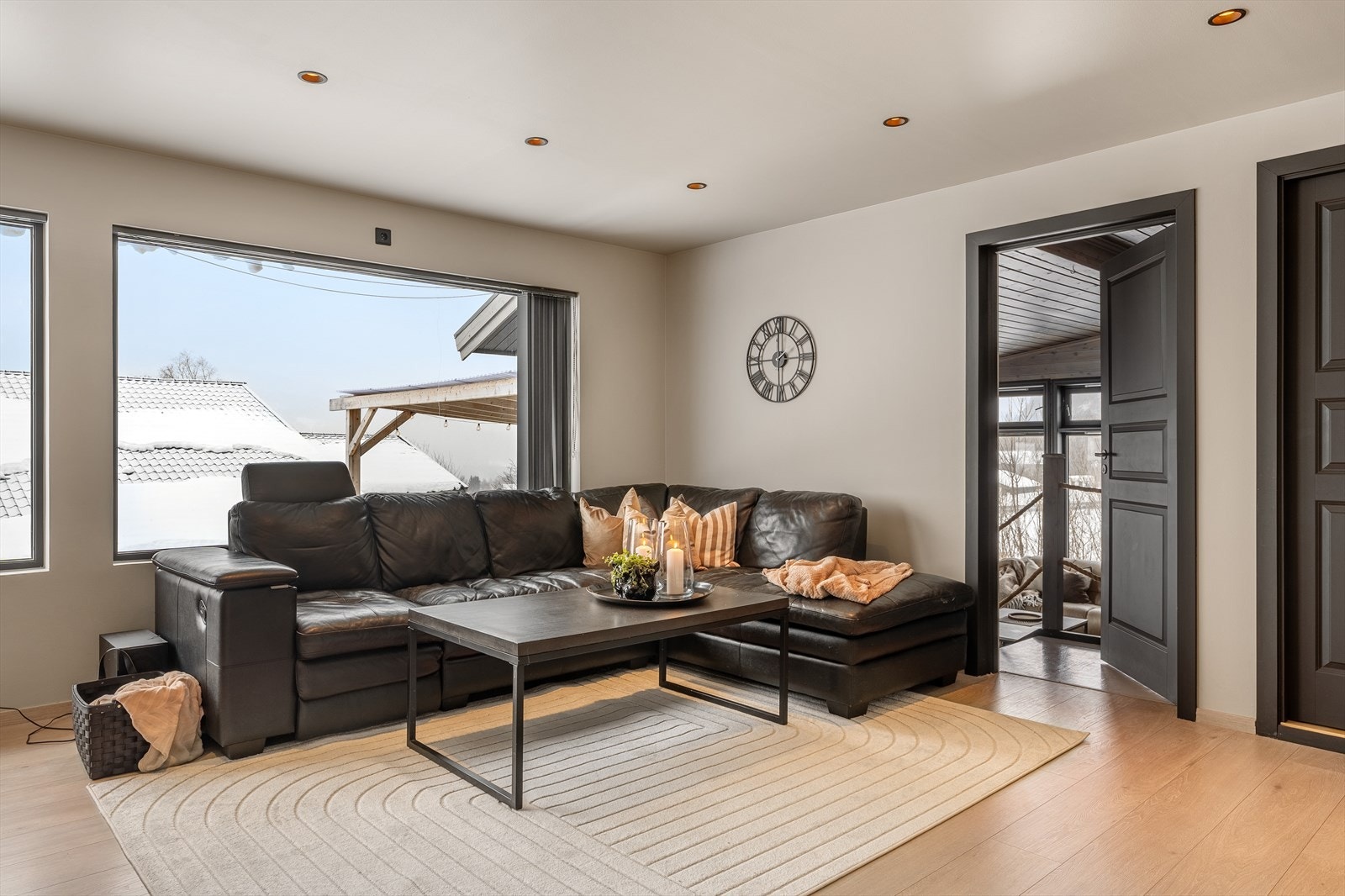 Fra stuen har man direkte adgang til stue nr. 2 med direkte utgang til boligens uteområde/ hage Galleribilde