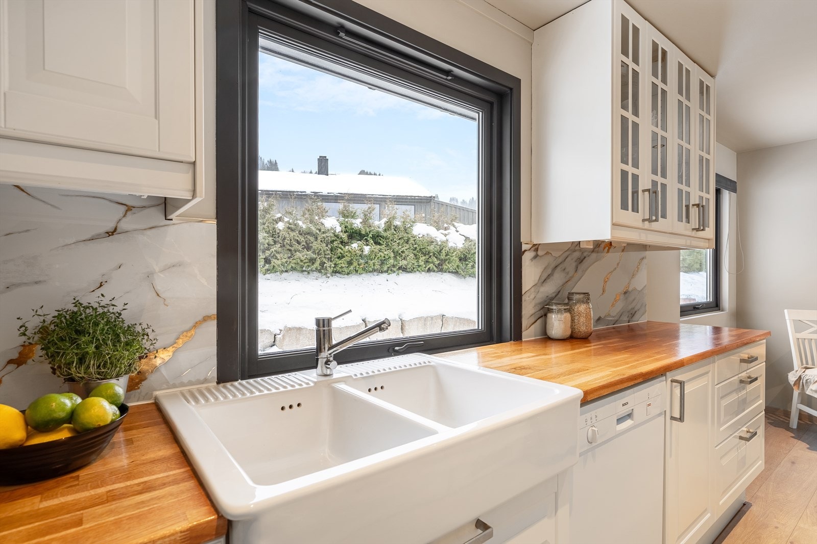 Fra kjøkkenet har man utsyn til gårdsplassen å kan følge med når gjestene ankommer Galleribilde