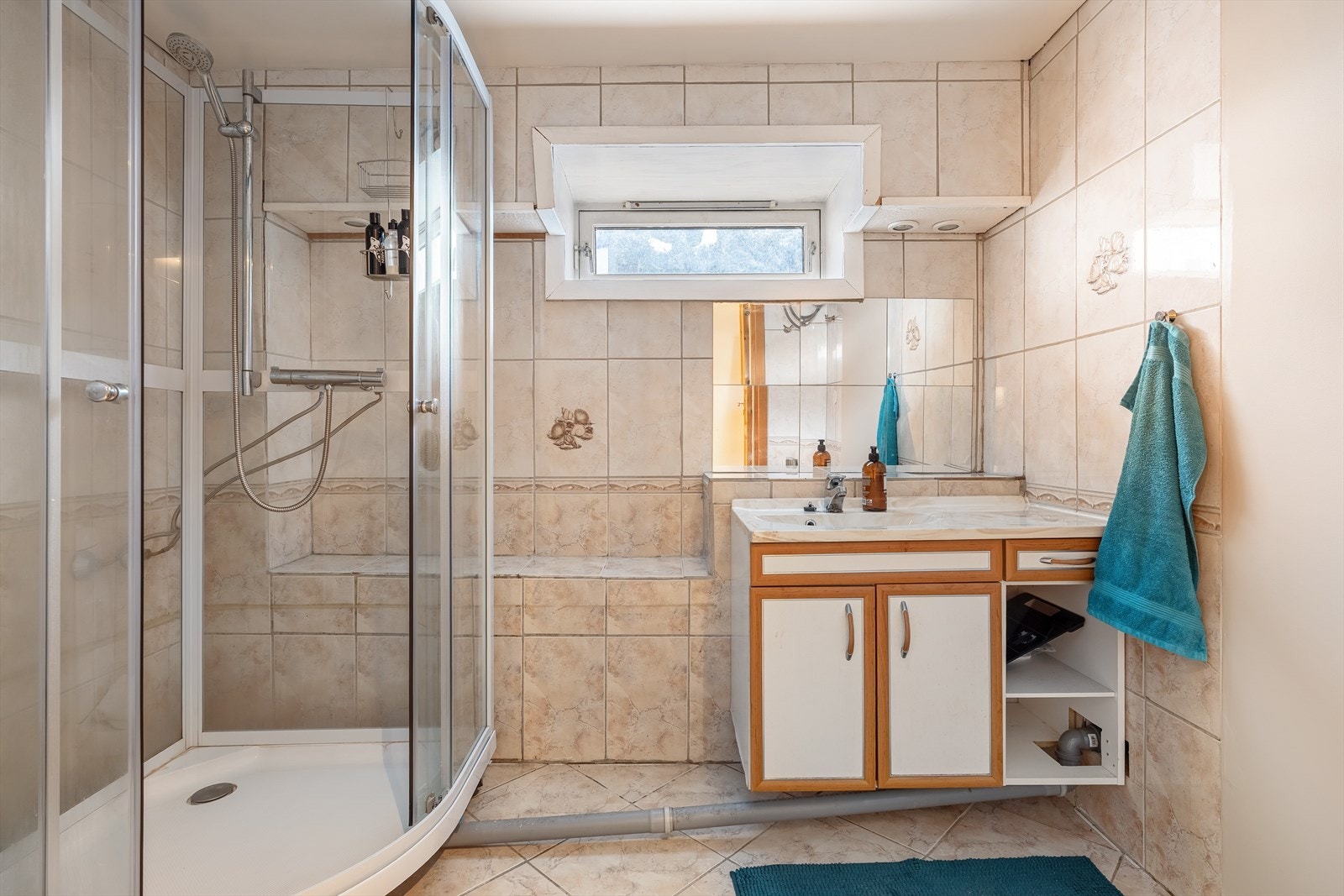 Bad i utleiedelen har fått tilstandsgrad 3, for mer info se komplett salgsoppgave. (Ikke omsøkt/ godkjent, se komplett salgsoppgave under pnkt. ferdigattest for mer info.) Galleribilde