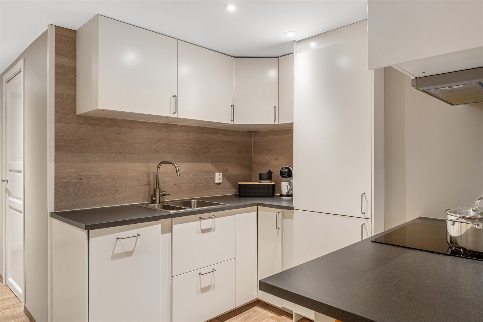 Nytt kjøkken fra 2022 - (Ikke omsøkt/ godkjent, se komplett salgsoppgave under pnkt. ferdigattest for mer info.) Galleribilde