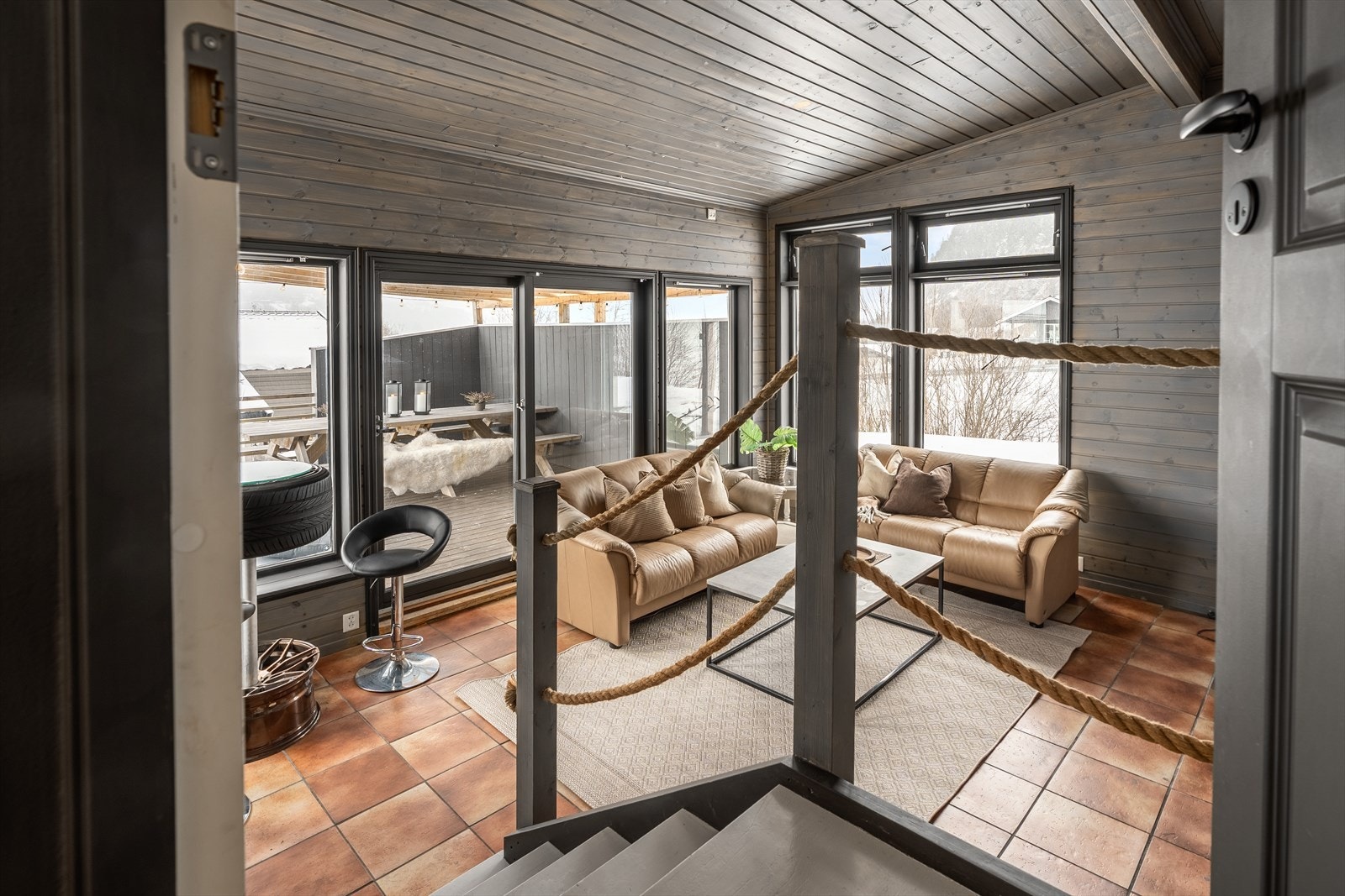 Ekstra stue på ca. 21,5 kvm med god takhøyde, og store vindusflater Galleribilde