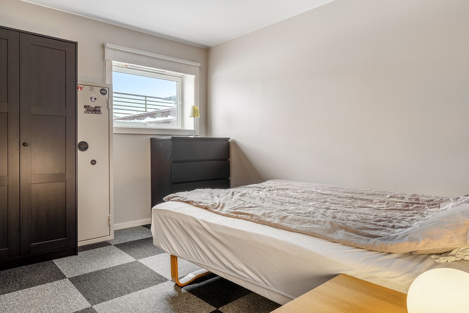 Soverom på ca. 11 kvm. Nytt vindu fra 2021 - (Ikke omsøkt/ godkjent, se komplett salgsoppgave under pnkt. ferdigattest for mer info.) Galleribilde