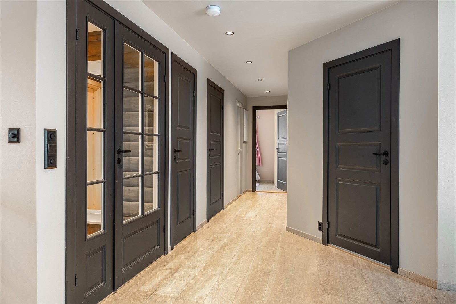 Gangen leder til soverommene, toalett, bod og kjeller Galleribilde