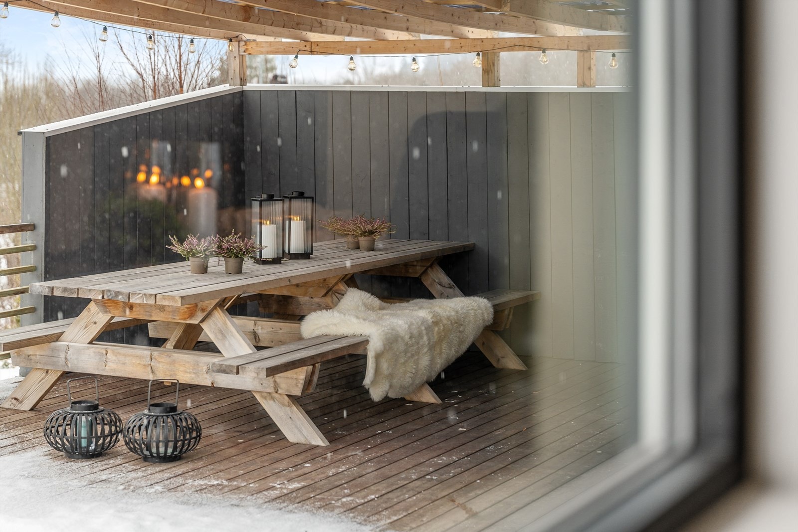 Uteområdet er opparbeidet med flere soner i le for vær og vind samtidig som man kan forflytte seg etter solen - (Ikke søkt/ godkjent, se komplett salgsoppgave under pnkt. ferdigattest for mer info.) Galleribilde