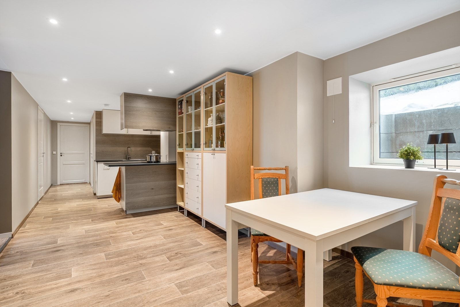 Kjøkken/ spisestue i utleiedelen - (Ikke omsøkt/ godkjent, se komplett salgsoppgave under pnkt. ferdigattest for mer info.) Galleribilde