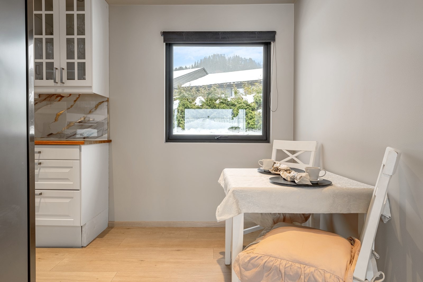 Kjøkkenet er delvis avskjermet fra stuen samtidig som man enkelt kan holde praten med gjestene Galleribilde