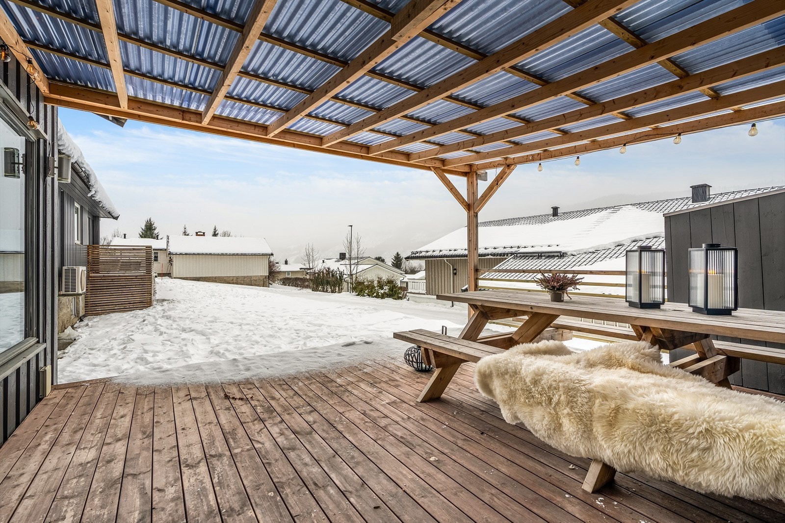 Fantastisk uteområde i le for vær og vind -(Ikke søkt/
godkjent, se komplett salgsoppgave under pnkt. ferdigattest for mer info.) Galleribilde