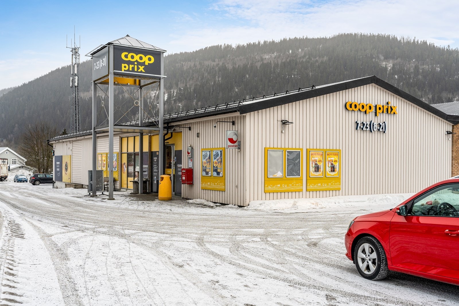 Fra boligen er det korte avstander til flere dagligdagse fasiliteter som blant annet nærbutikken Coop Prix Lundamo ca. 1 km unna boligen. Galleribilde