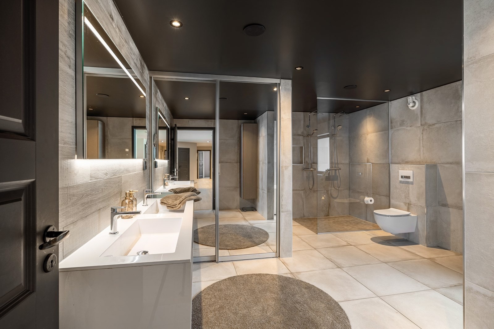 Lekkert bad med fantastisk spa følelse på hele 19,5 kvm - (1/2 parten av badet er Ikke omsøkt/ godkjent, se komplett salgsoppgave under pnkt. ferdigattest for mer info.) Galleribilde