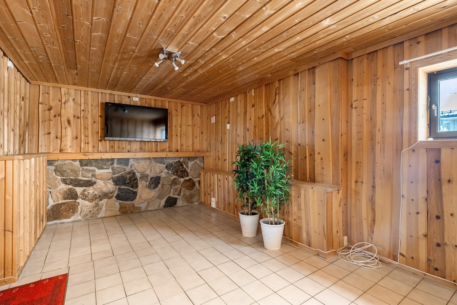 Stue på ca. 17 kvm i naturlig sammenheng med hoveddelen. (Ikke omsøkt/ godkjent, se komplett salgsoppgave under pnkt. ferdigattest for mer info.) Galleribilde