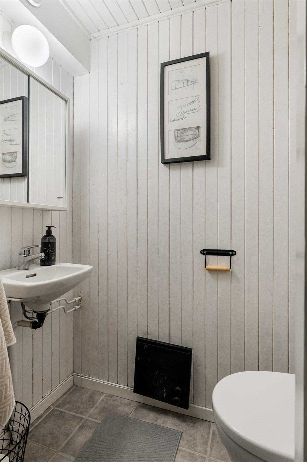 Etasjen rommer også et praktisk toalettrom med servant og speil. Galleribilde