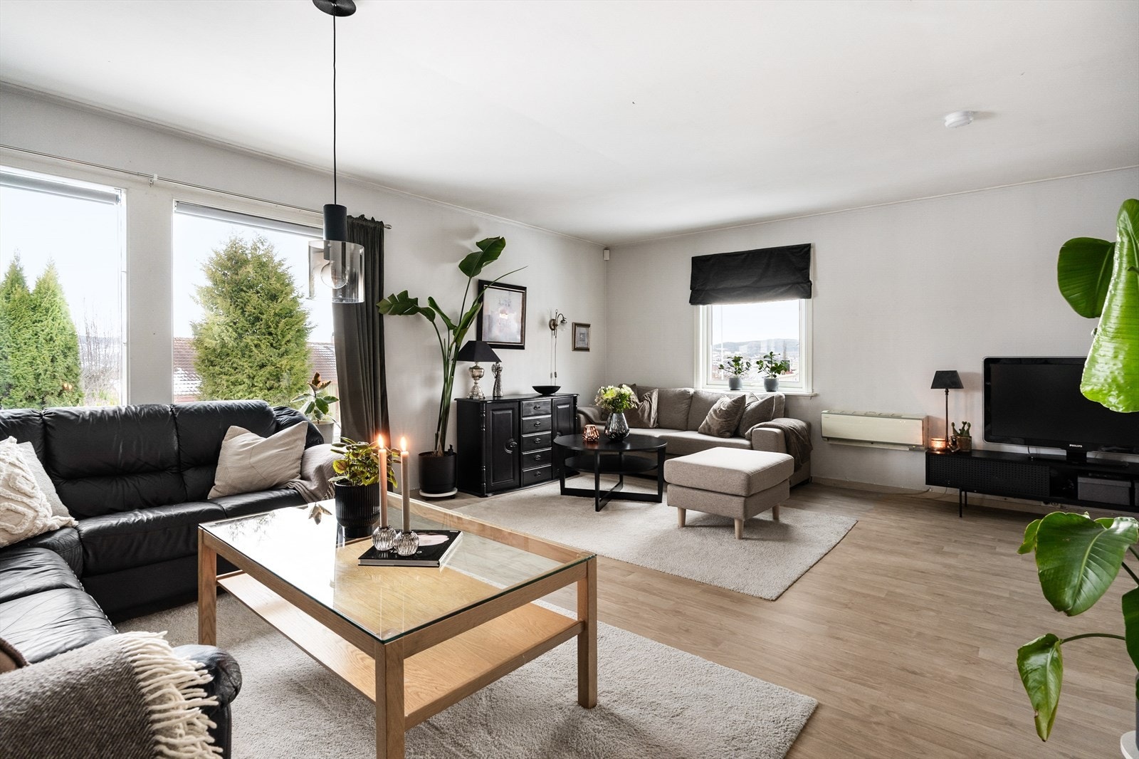 Stuen bærer preg av en romslig og åpen utførelse med store vindusflater. Galleribilde