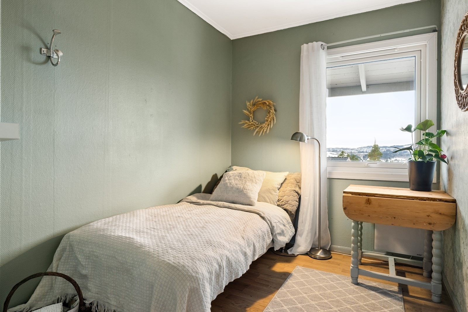 2. etasje rommer tre soverom oppmålt til 6,5 kvm, 7 kvm og 12 kvm. Galleribilde