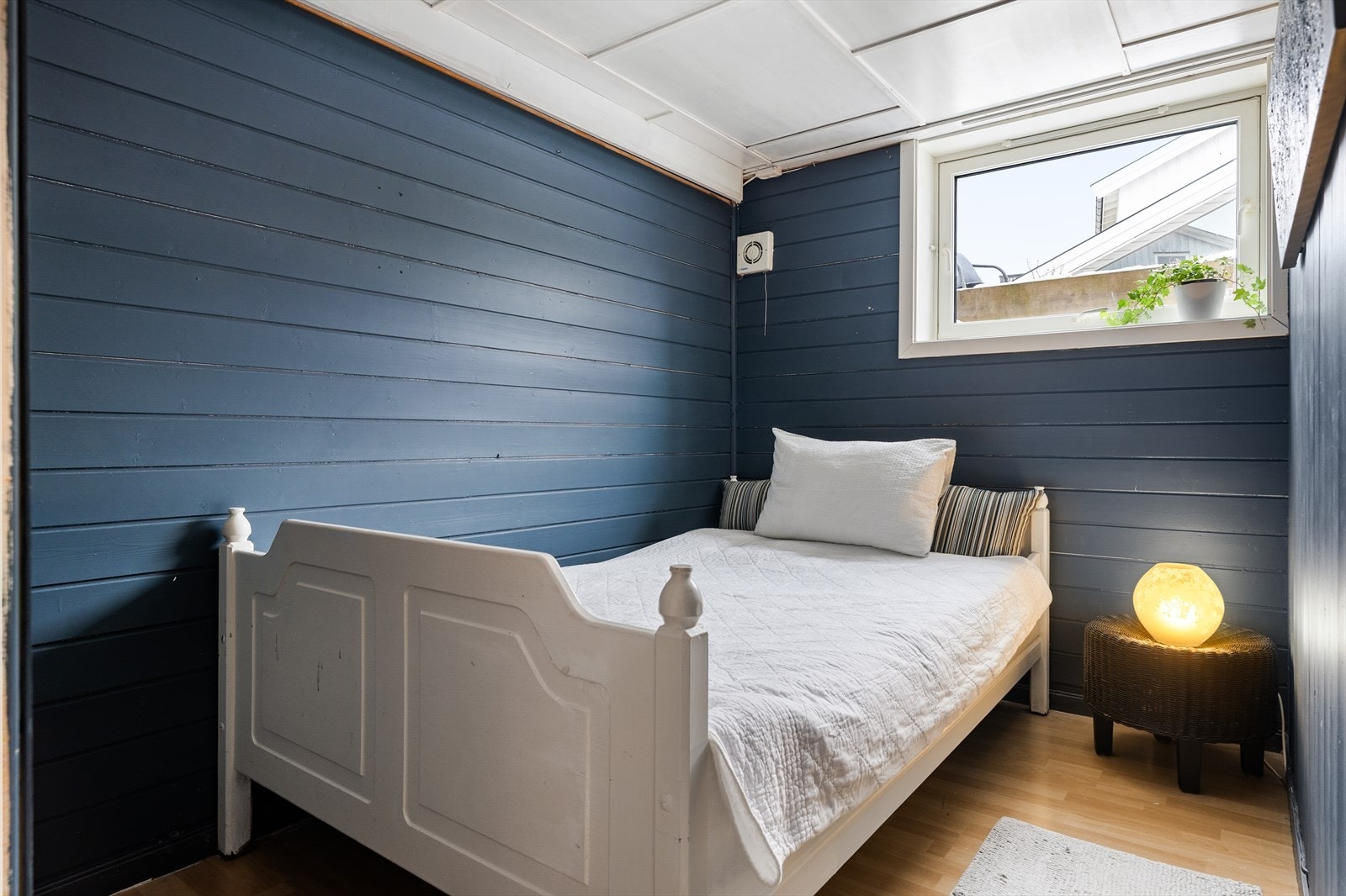 Enkelte rom i kjelleren er i dag innredet som oppholdsrom. Det gjøres oppmerksom på at disse rommene opprinnelig er godkjent som bodareal, og at det ikke foreligger byggemelding/tillatelse for varig opphold. Galleribilde