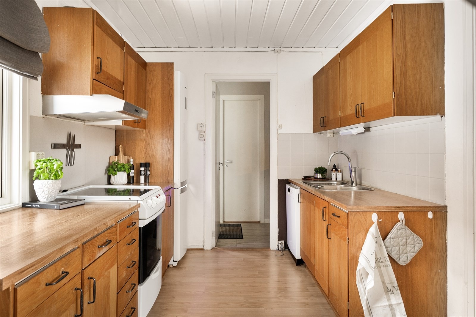 Innenfor stuen finner du et stort kjøkken med rikelig lagringsplass og gode arbeidsflater. Galleribilde