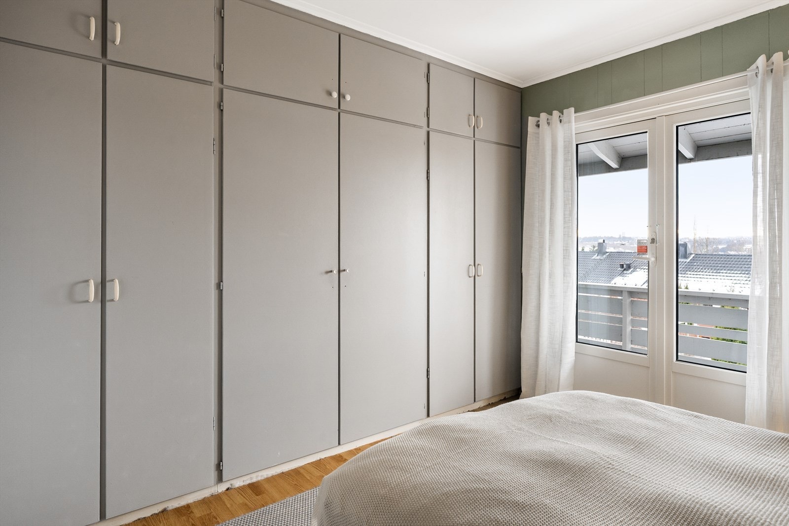 Innebygde skap med mye lagringsplass på hovedsoverommet. Galleribilde