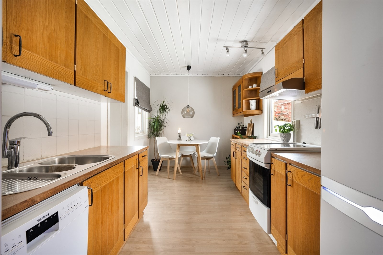 Kjøkkenet er utstyrt med komfyr, kombiskap og oppvaskmaskin. Galleribilde