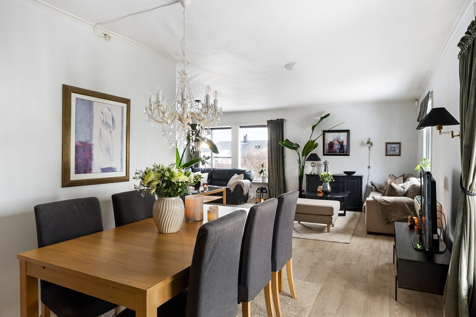 Den praktiske romløsningen legger til rette for en naturlig seksjon for spisestue mellom stuen og kjøkkenet. Galleribilde