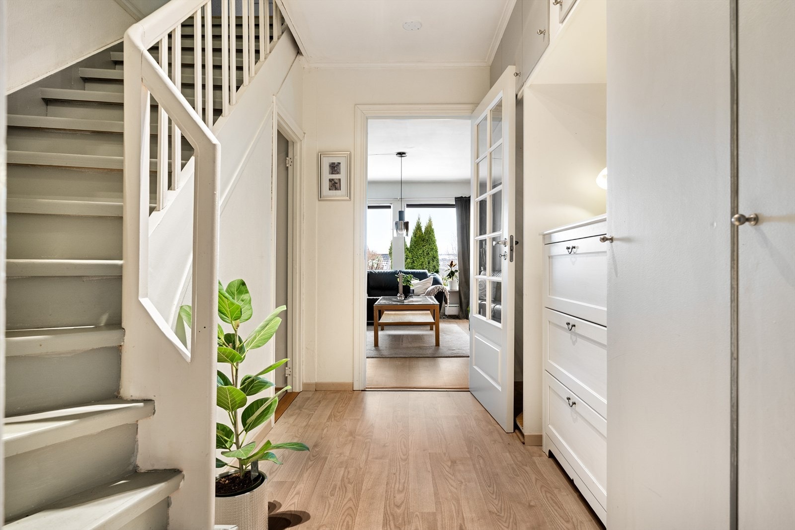 Fra entréen kommer man inn i et romslig gangareal. Her finnes trappeløp til de øvrige etasjene, og innebygde skap sørger for at arealet holdes ryddig og oversiktlig. Galleribilde