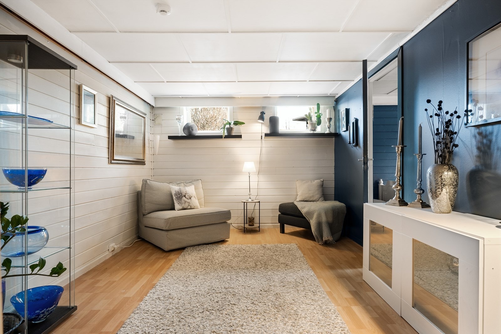 Enkelte rom i kjelleren er i dag innredet som oppholdsrom. Det gjøres oppmerksom på at disse rommene opprinnelig er godkjent som bodareal, og at det ikke foreligger byggemelding/tillatelse for varig opphold. Galleribilde