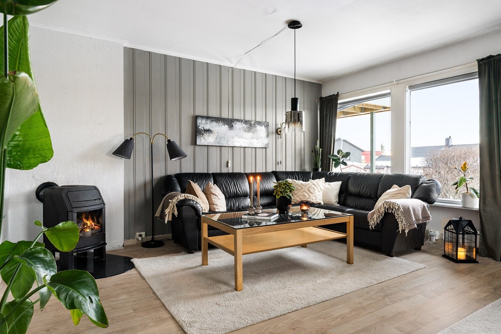 Det er praktiske, fine oppholdssoner og effektiv oppvarming med vedovn. Det er også installert varmepumpe som sørger for jevn og lun temperaturstyring. Galleribilde