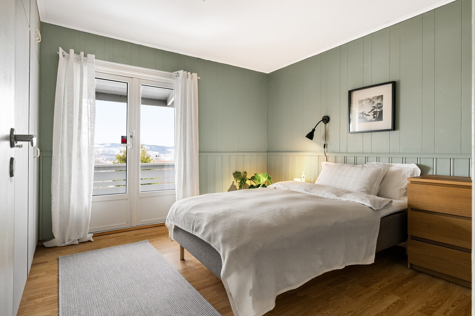 Det er plass til dobbeltseng og tilhørende møblement på alle rom, og fra hovedsoverommet har man mulighet til å gå ut på en overbygd balkong. Galleribilde