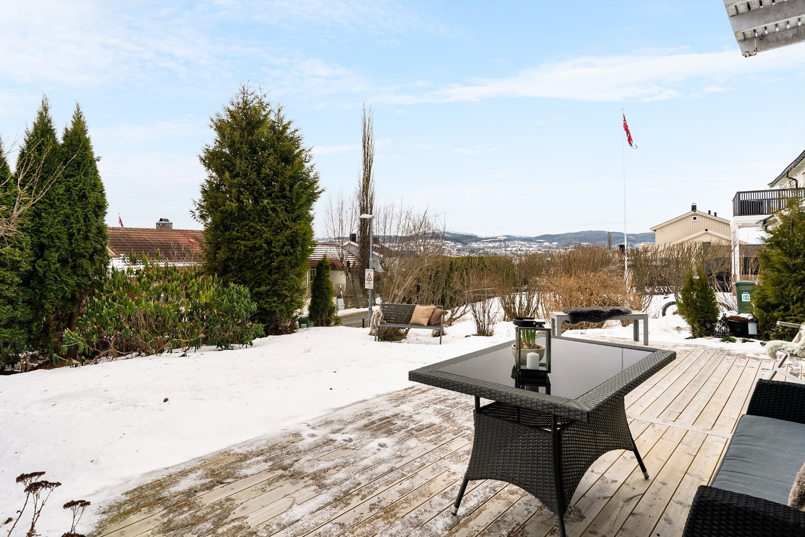 Eiendommen har et pent opparbeidet uteområde med hekk og variert beplantning som skjermer uteområdet for innsyn. Galleribilde