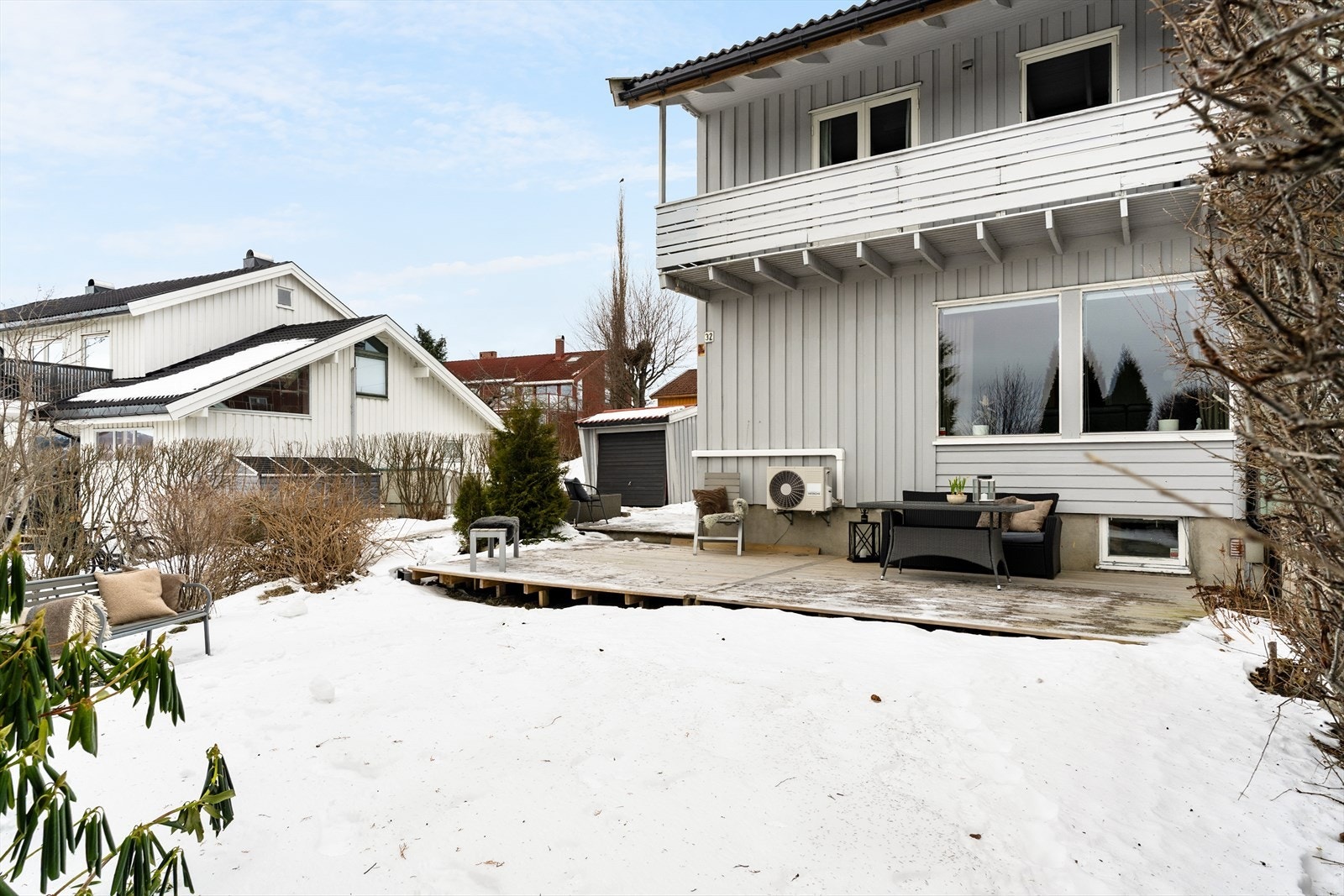 Parkering skjer bekvemt i garasje eller på øvrige oppstillingsplasser på eiendommen. Galleribilde