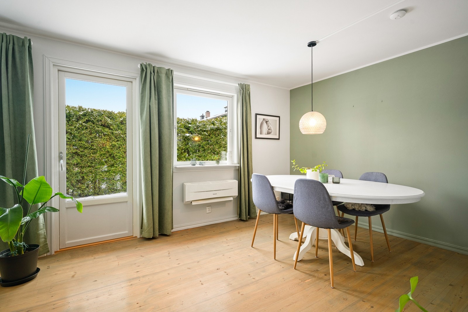 Her er det plass til et stort bord, og du kan dekke på og invitere inn til sosiale sammenkomster og hyggelige måltider. Det er også utgang til en solrik terrasse med god plass til ønsket utvendig møblement. Galleribilde