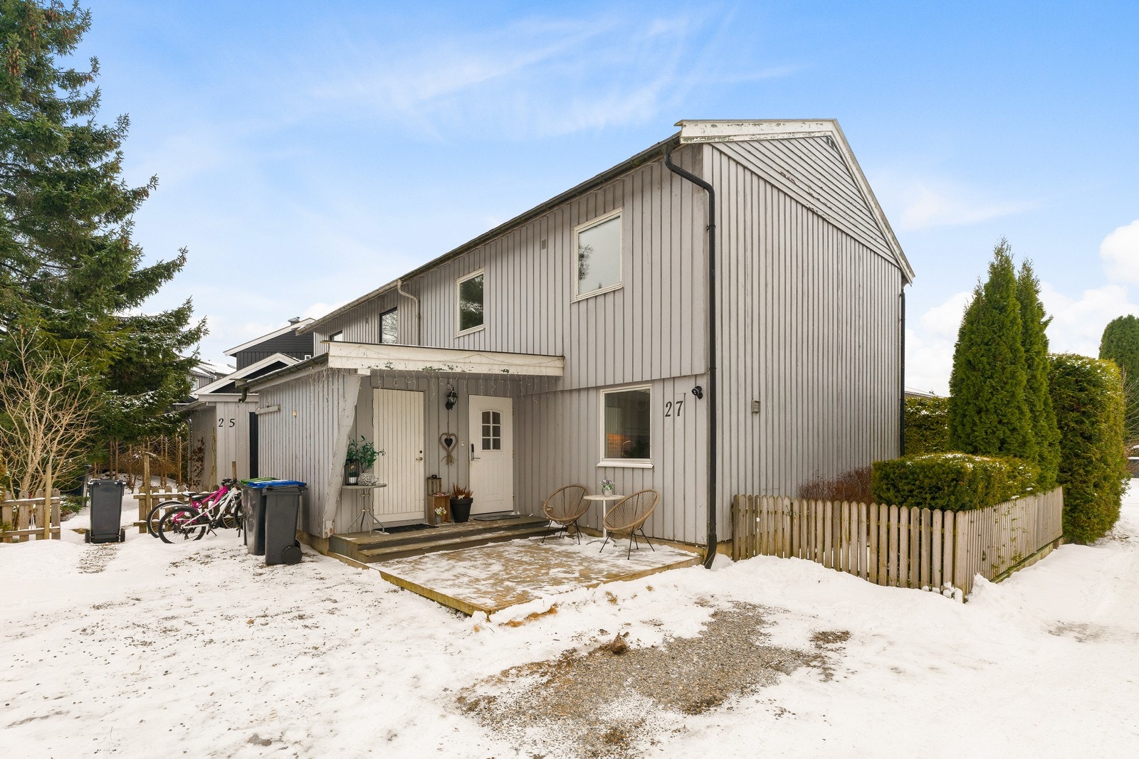 Parkering i felles garasjerekke, samt én biloppstillingsplass ved boligen. Galleribilde