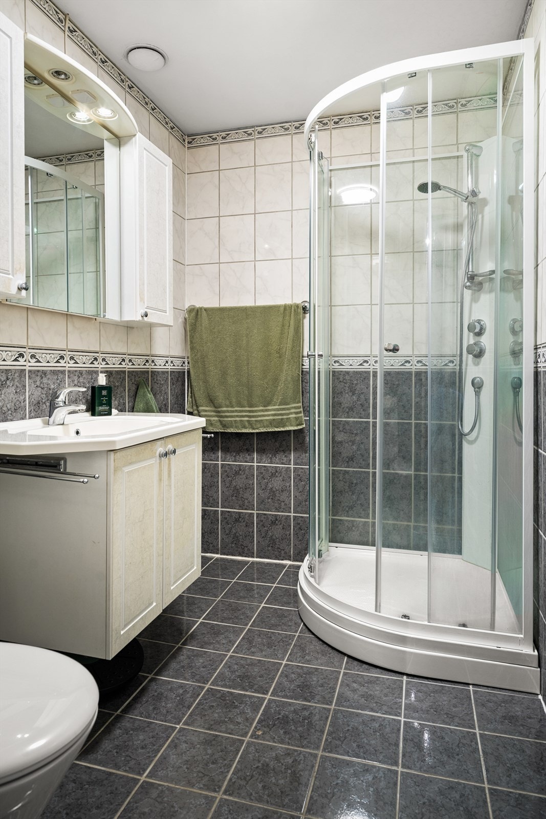 Videre er det montert dusjkabinett og toalett. Rommet
har elektriske varmekabler i gulvet og lyspunkt i himlingen. Galleribilde