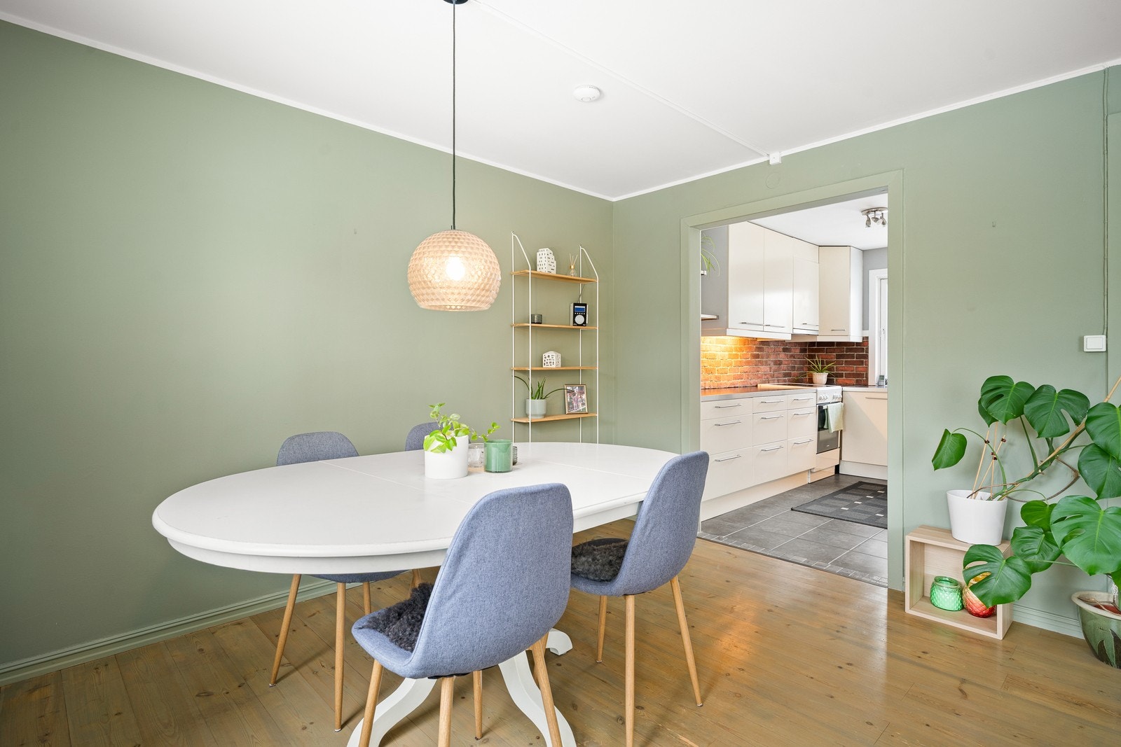 Spisebordet er praktisk plassert i nærhet til kjøkkenet. Galleribilde