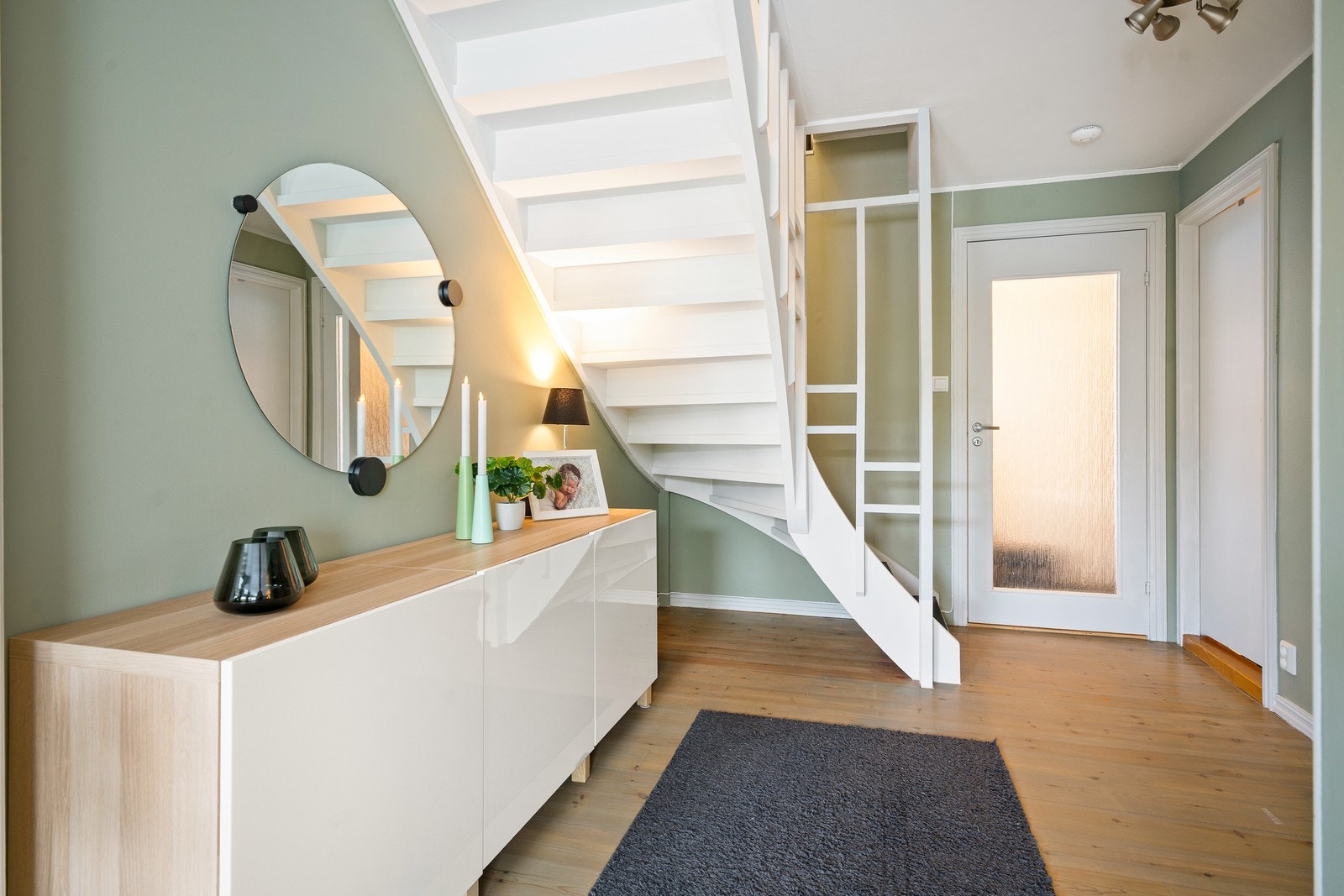 Videre kommer man inn til en gang med tilgang til vaskerom og bod, før man kommer inn til stuen. Galleribilde